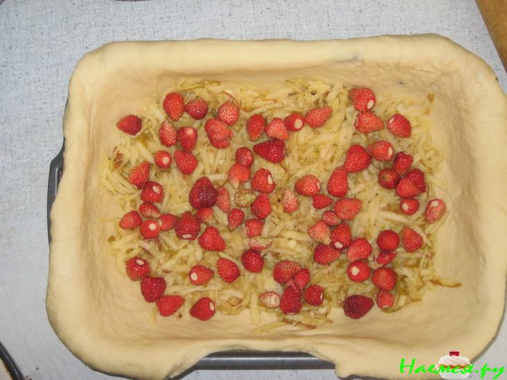 Пирог с земляникой, яблоком, бананом и мармеладом 