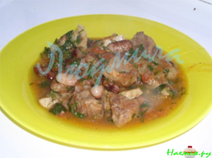 Гуляш с шампиньонами, помидорами и фасолью