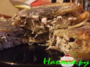 Закусочный пирог из слоеного теста с курицей, брынзой и сушеной мятой