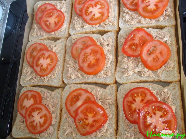 Бутерброды с тунцом, помидором и сыром
