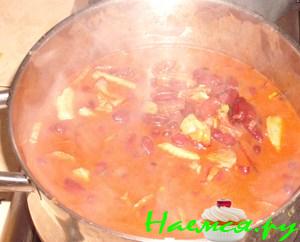 Фасоль с колбасой