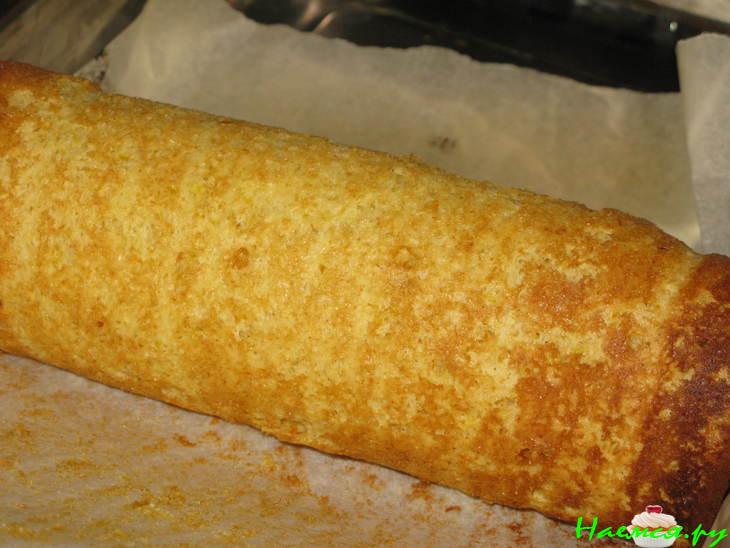 Бисквитный рулет с бананом и киви