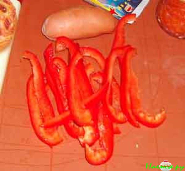 Сардельки шпигованные овощами в слоеном тесте