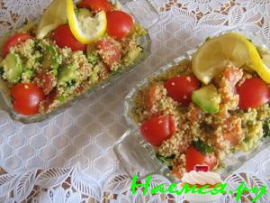 Салат с кус-кусом, авокадо и красной рыбой