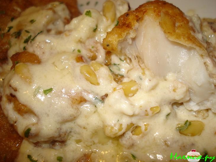 Рыба с сырным соусом и кедровыми орешками