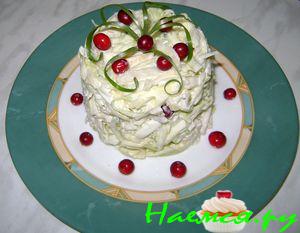 Салат капустный с яблоком, сыром и брусникой