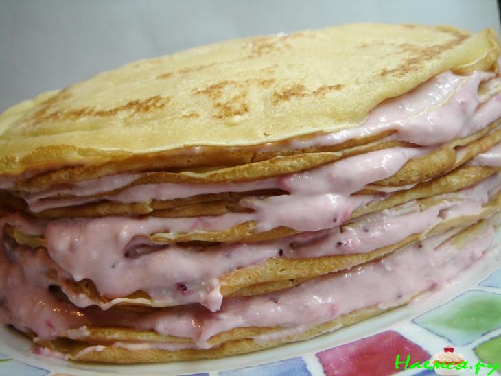 Творожно-клубничный блинный торт