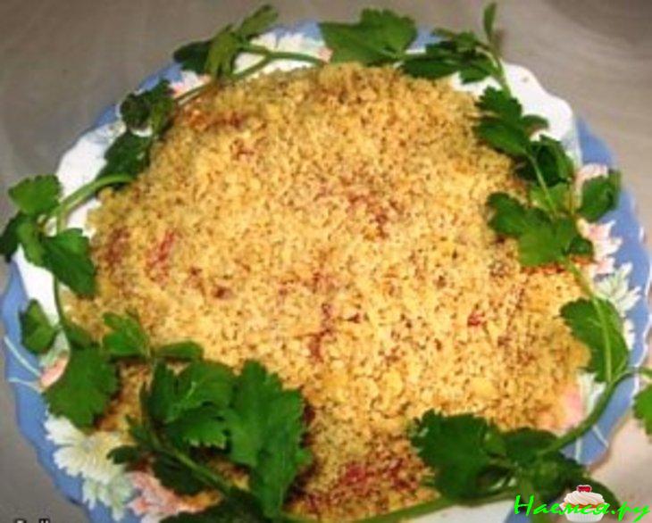 Слоёный салат с овощами, изюмом и орехами