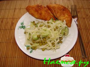 Салат с капустой, огурцом и горошком