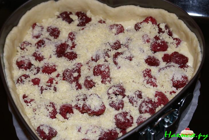 Творожный пирог с малиной и белым шоколадом