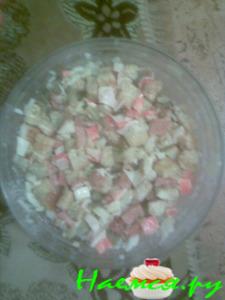 Салат из крабовых палочек и того, что было в холодильнике