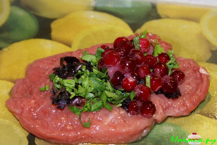 Рулеты из телятины с клюквой