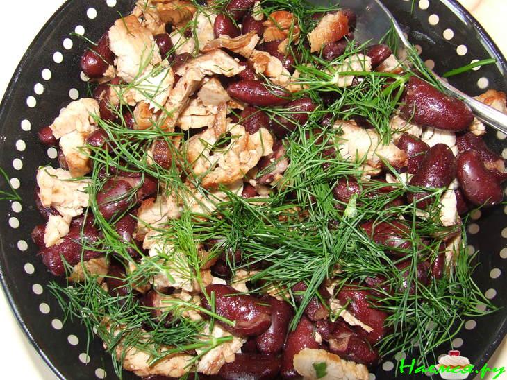 Теплый салат со свиной вырезкой и красной фасоли