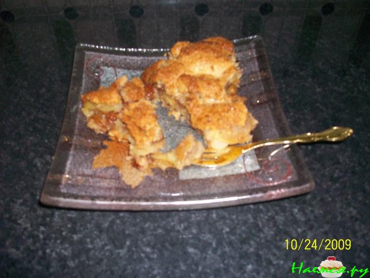 Закрытый яблочный пирог с изюмом и орехами 