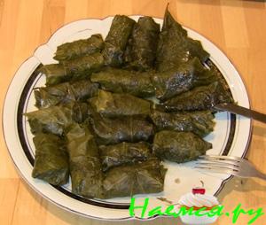 Долма в маринованных виноградных листьях