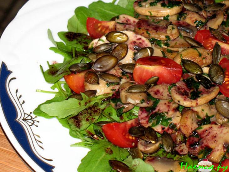 Салат из шампиньонов с тыквенными семечками