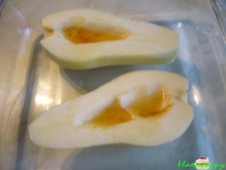 Груши, фаршированные оливково-клюквенной пастой, запеченные под мягким сыром