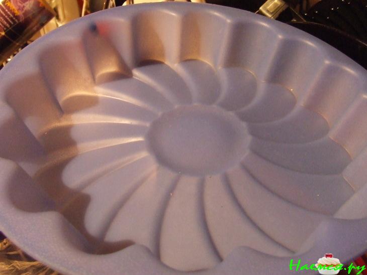 Закусочный пирог из слоеного теста с курицей, брынзой и сушеной мятой