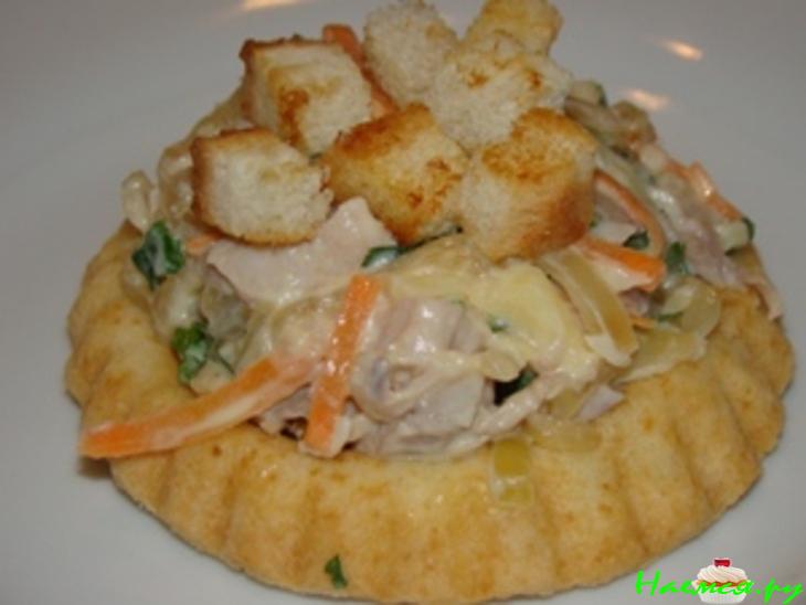 Куриный салат с крутонами