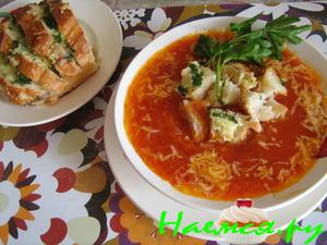 Томатный суп с сырно-чесночными гренками