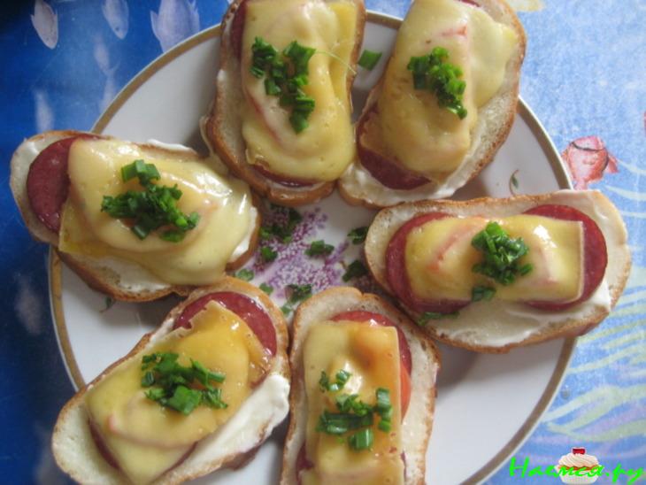 Горячий бутерброд с салями