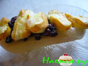 Груши, фаршированные оливково-клюквенной пастой, запеченные под мягким сыром