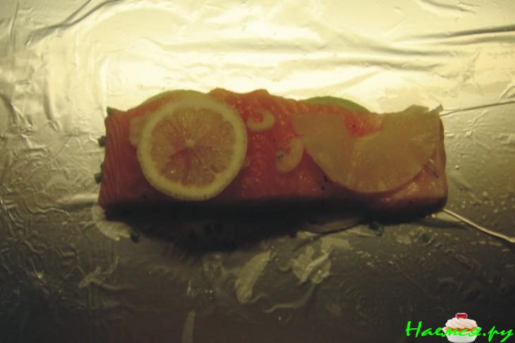 Запечённая в фольге лососина с креветками