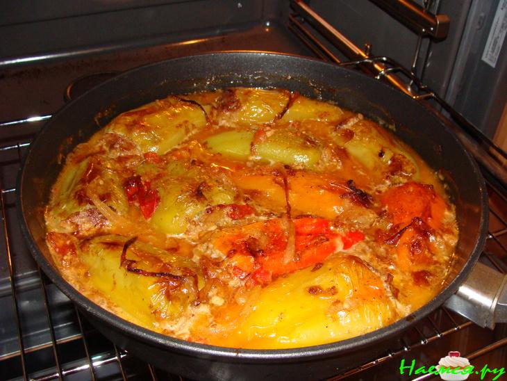 Перцы фаршированные в сливочно-грибной подливке