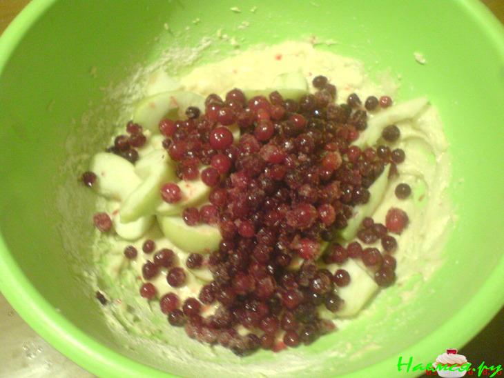 Бретонский пирог с клюквой и яблоками