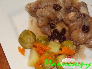 Свиные "лапки" с изюмом в красном вине