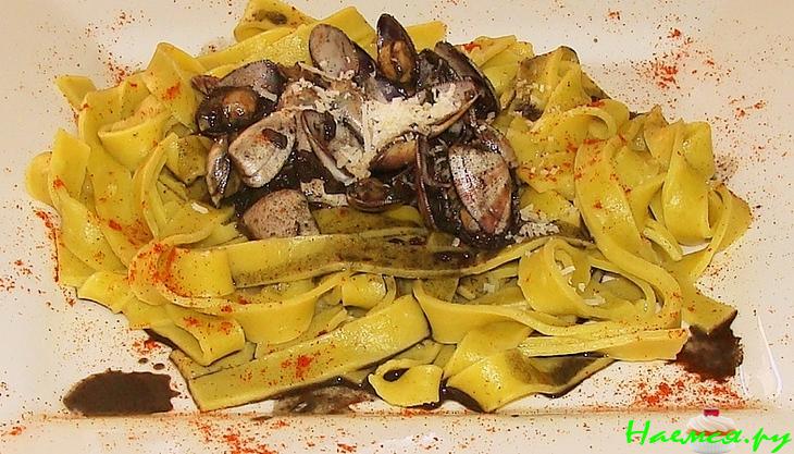 Паста с морскими ракушками (berberechos) и чернилами кальмара