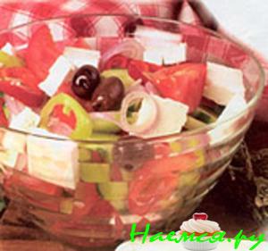 Греческий салат с красным луком