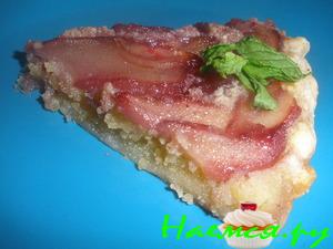 Миндальный тарт с винными грушами