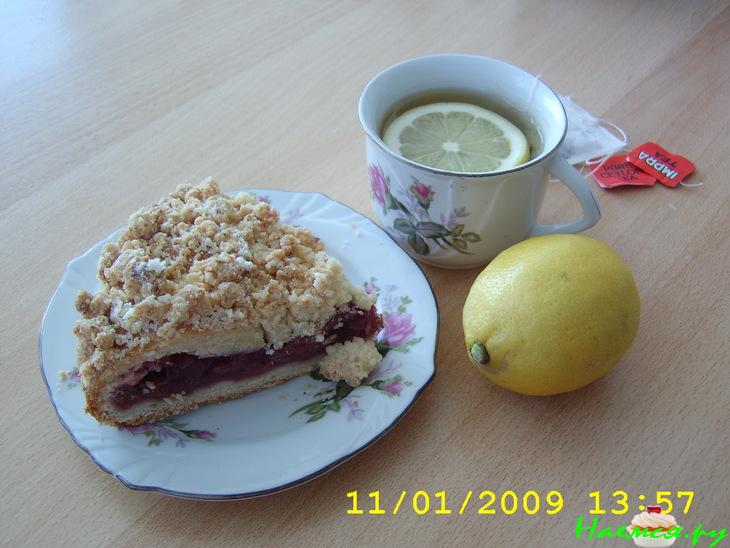 Пирог с вишнёво-пудинговой начинкой под штройзелем