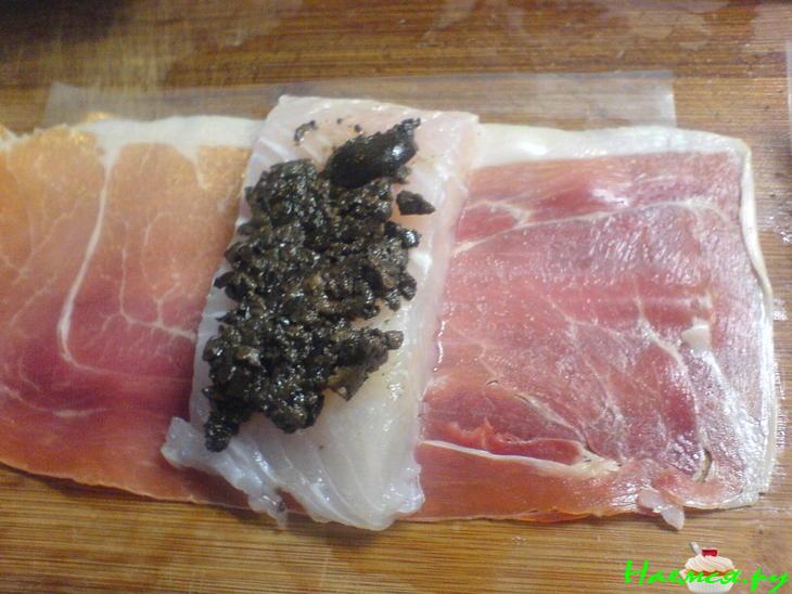 Белая рыба с оливами и базиликом