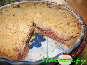 Штрейзельный пирог с клубникой, ревенем и миндалем