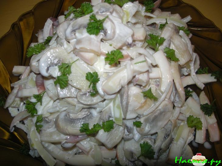Салат из кальмаров с шампиньонами