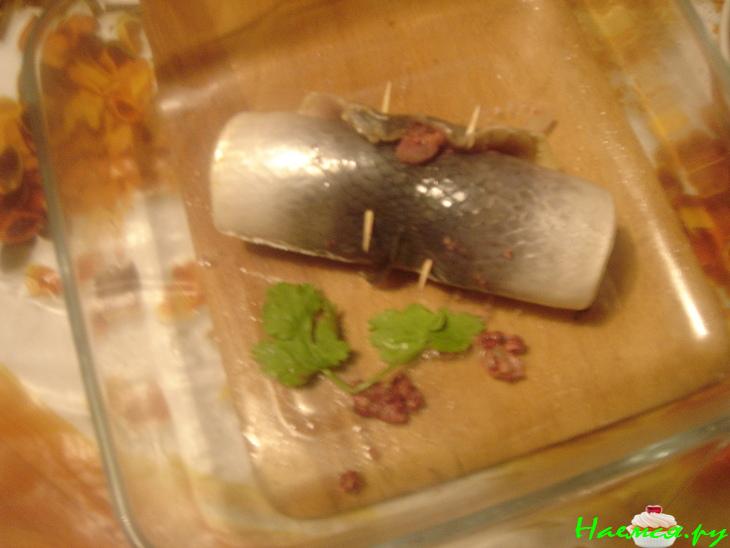 Запеченные рулетики из свежей сельди с брусникой