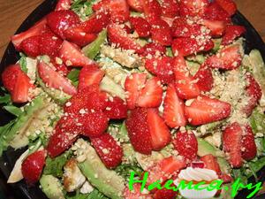 Салат с куриным филе и маринованной клубникой