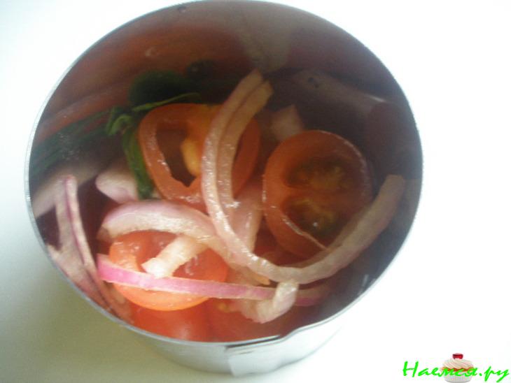 Тиан с креветками, авокадо и маринованными помидорами