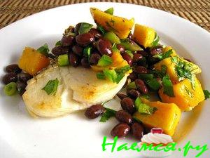 Бас с сальсой из фасоли и манго