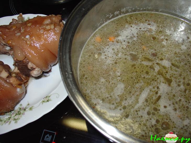 Чечевичный суп со свиной ножкой