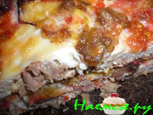 Запеканка мясная с изюмом и персиком
