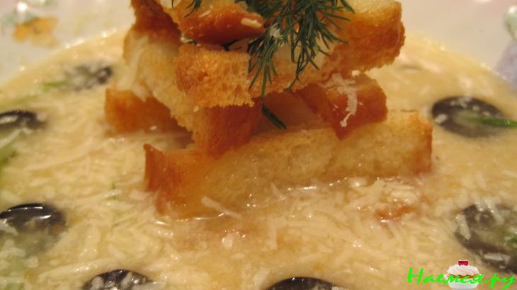Куриный крем-суп с маслинами, лимоном и чесночными гренками