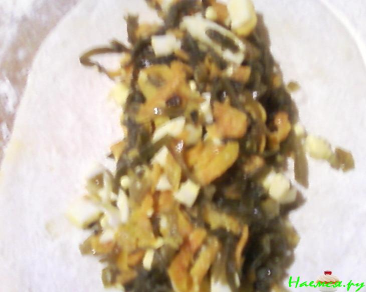 Жареные пирожки с морской капустой