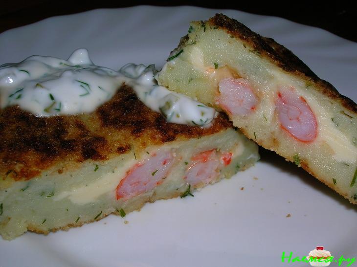 Зразы картофельные с креветками и яйцом под соусом