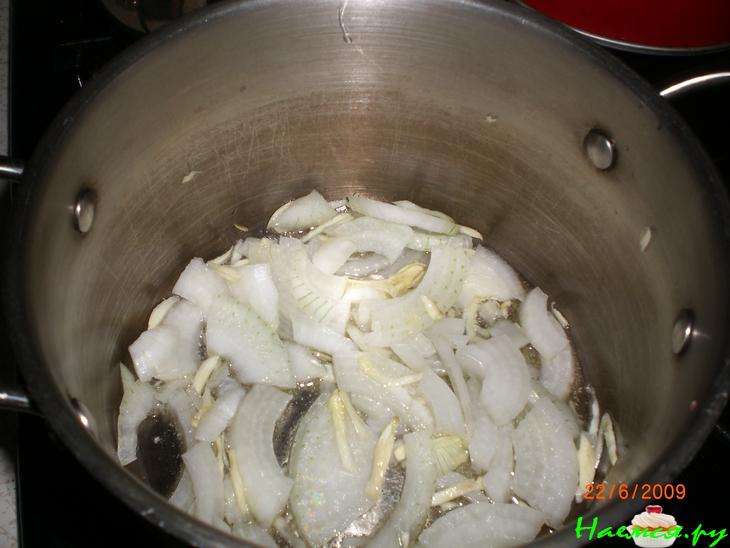 Овощной суп с белой фасолью, соусом песто и сыром пармезан