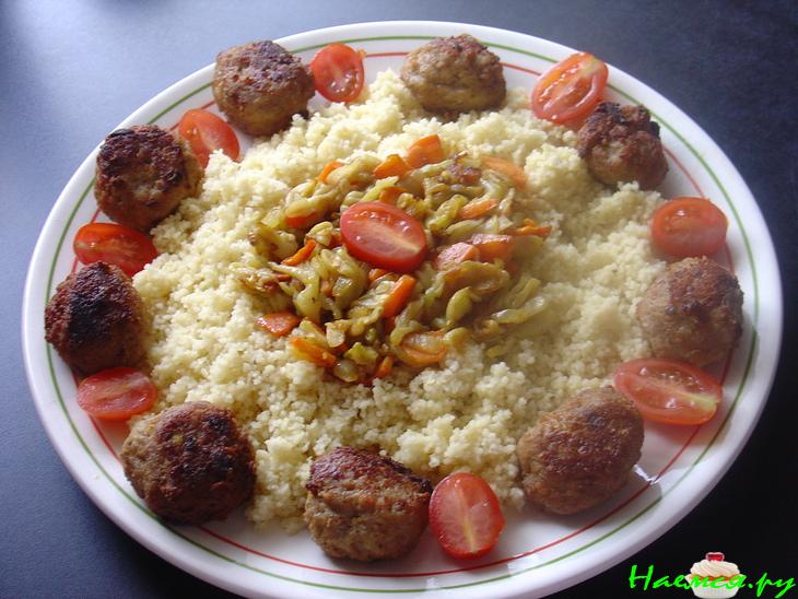 Кус-кус с тушёными овощами и мясными шариками (котлетками)