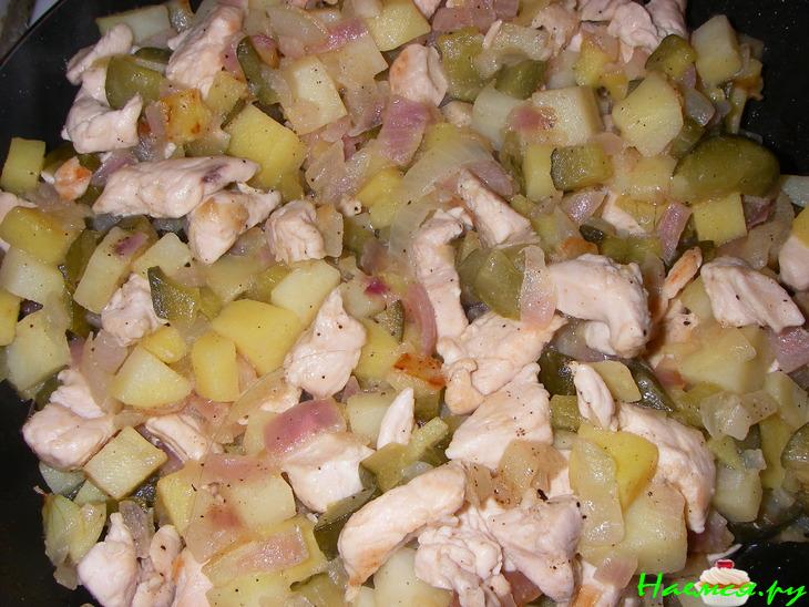 Пирожки с курицей, картофелем и солеными огурчиками