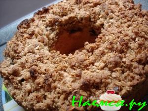 Сливовый пирог с ореховой посыпкой